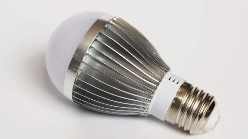 LED球泡灯低过温保护功能高压线性恒流芯片SM1082D型号推荐封面图